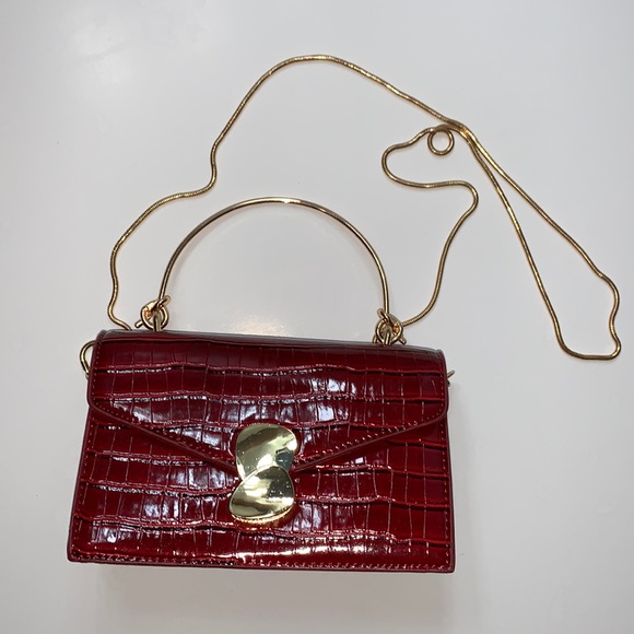 Women's Faux Crocodile Skin Crossbody Bag - Picture 4 of 8